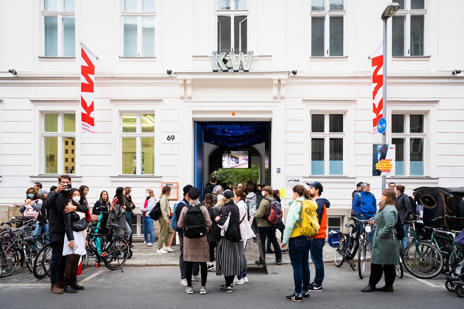 Menschen vor dem Eingang zu den Kunst-Werken an der Auguststraße